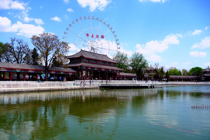 水上公园是津门十景之一,也是天津最大的公园.公园由三座大湖和十一